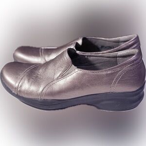 Clarks In Motion Slip On Walking Shoes Womens 10M Bronze Leather Comfort 1” Heel